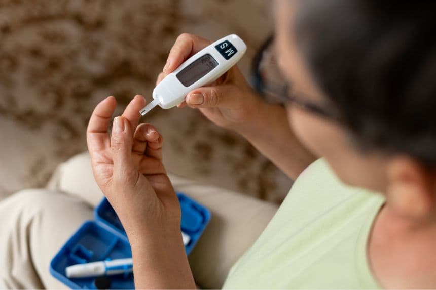 Comprobando su nivel de glucosa (Imagen de freepik)