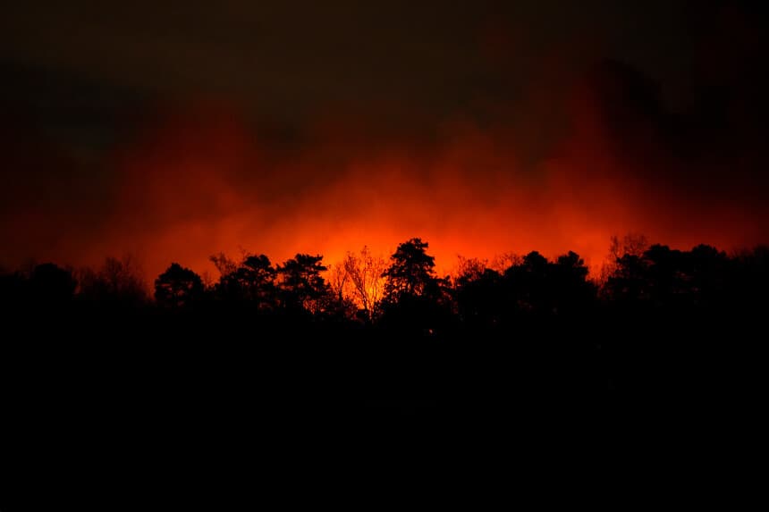 El humo se eleva desde un incendio forestal cerca del municipio de Barnegat, Nueva Jersey, en la madrugada del 23 de abril de 2025. (Chris Szagola/AP).