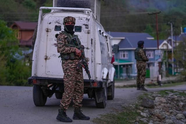 Terroristas matan a tiros a 26 turistas en Cachemira