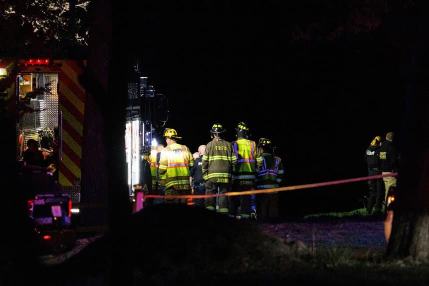 Equipos de emergencia responden tras el accidente aéreo en el río Platte, en Fremont, Nebraska, el 18 de abril de 2025. (Nikos Frazier/Omaha World-Herald vía AP).