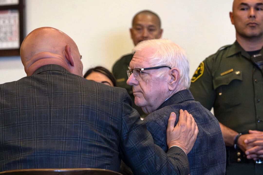 El exjuez Jeffrey Ferguson, de la Corte Superior del Condado de Orange, es consolado por su abogado Cameron Talley tras leerse el veredicto en Santa Ana, California, el 22 de abril de 2025. (Mindy Schauer/The Orange County Register vía AP, Pool).