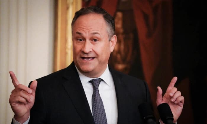 Doug Emhoff, el entonces segundo caballero de EE. UU., habla durante un evento celebrando el Mes del Patrimonio Judío Estadounidense en la Casa Blanca el 16 de mayo de 2023. (Madalina Vasiliu/The Epoch Times).