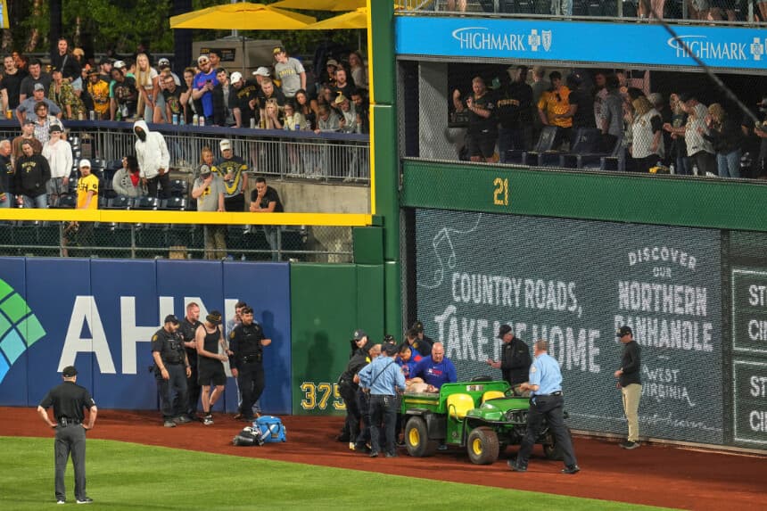 Un aficionado es retirado del campo en el PNC Park tras caer desde las gradas durante la séptima entrada de un partido de béisbol entre los Pittsburgh Pirates y los Chicago Cubs en Pittsburgh el 30 de abril de 2025. Gene J. (Puskar/AP Photo).