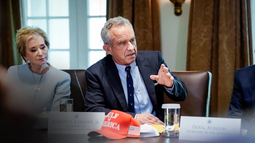 El secretario de Salud, Robert F. Kennedy Jr., habla durante una reunión del Gabinete en la Casa Blanca el 30 de abril de 2025. (Andrew Harnik/Getty Images)