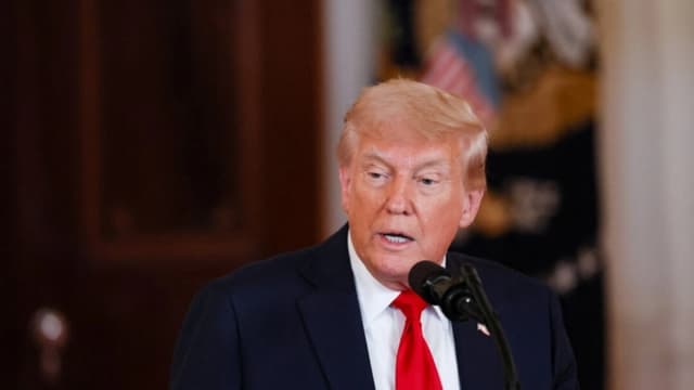 Trump insta a la paciencia y la confianza en las políticas arancelarias en un mitin