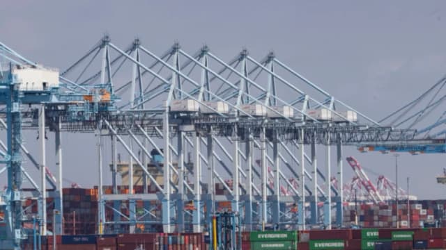 Puerto de Los Ángeles advierte sobre posible caída del 35 % en carga por impacto de nuevos aranceles