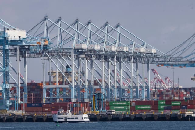 Puerto de Los Ángeles advierte sobre posible caída del 35 % en carga por impacto de nuevos aranceles