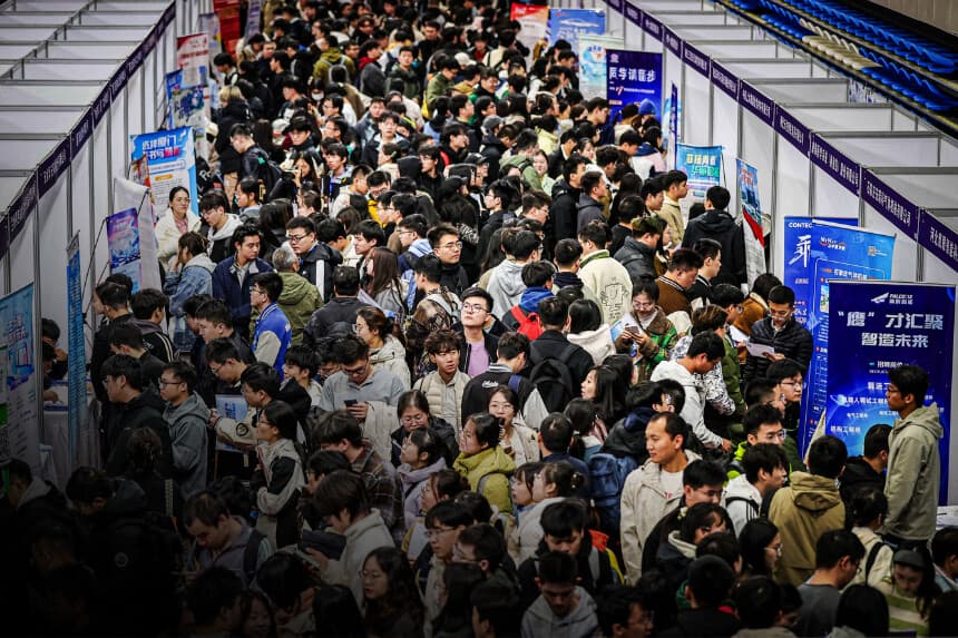 Personas asisten a una feria de empleo en Shenyang, provincia de Liaoning, China, el 22 de octubre de 2024. (STR/AFP vía Getty Images).