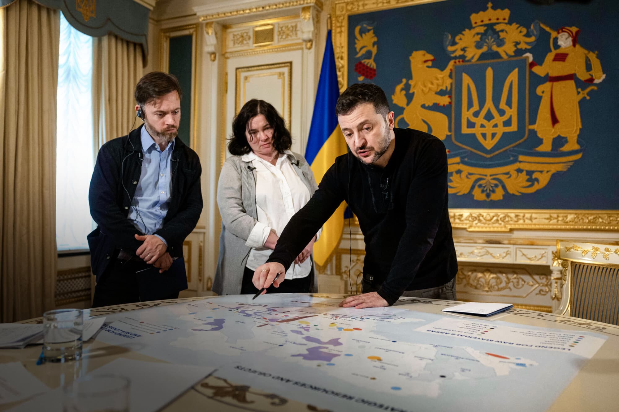 El presidente ucraniano Volodymyr Zelenskyy muestra a los periodistas de Reuters un mapa de recursos estratégicos en su oficina de Kiev, Ucrania, el 7 de febrero de 2025. Estados Unidos y Ucrania firmaron un acuerdo sobre minerales, largamente pospuesto, el 30 de abril. (Alentyn Ogirenko/Reuters).