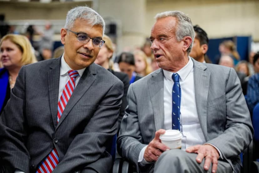 El director de los Institutos Nacionales de Salud, Dr. Jay Bhattacharya (izq.), y el secretario de Salud, Robert F. Kennedy Jr., hablan en Washington el 22 de abril de 2025. (Andrew Harnik/Getty Images)