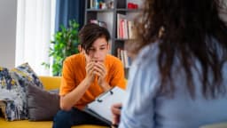 HHS recomienda terapia para menores con disforia de género