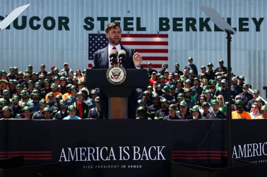 El vicepresidente JD Vance habla durante un recorrido por Nucor Steel Berkeley en Huger, Carolina del Sur, el 1 de mayo de 2025. (Kevin Lamarque/AFP vía Getty Images)
