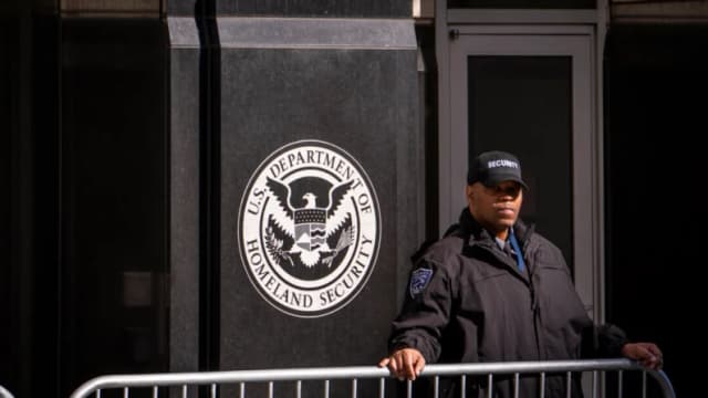 Oficinas de inmigración de EE. UU. reciben sobres de polvo blanco sospechoso