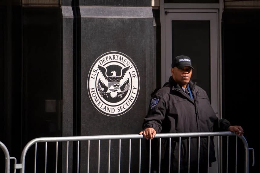 Oficinas de inmigración de EE. UU. reciben sobres de polvo blanco sospechoso