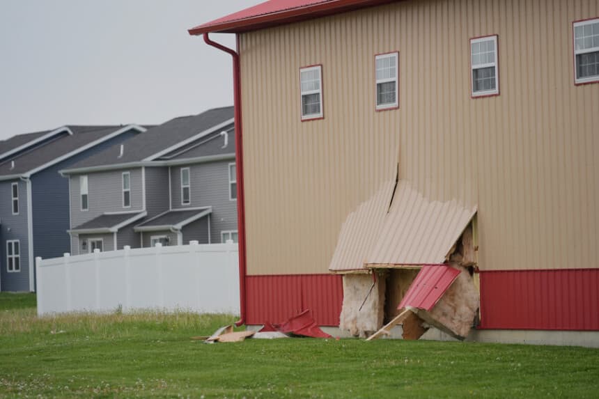 Se pueden ver los daños en el lugar del accidente después de que un coche se estrellara contra un edificio utilizado para un campamento extraescolar en Chatham, Illinois, el 29 de abril de 2025. (Erin Hooley/AP Photo).