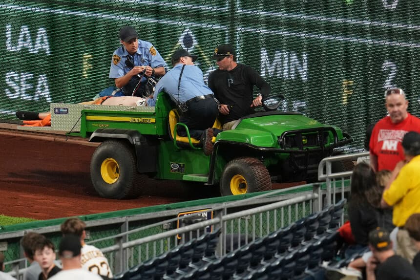 Un aficionado es retirado del campo en el PNC Park tras caer desde las gradas durante la séptima entrada de un partido de béisbol entre los Pittsburgh Pirates y los Chicago Cubs en Pittsburgh el 30 de abril de 2025. (Gene J. Puskar/AP Photo).