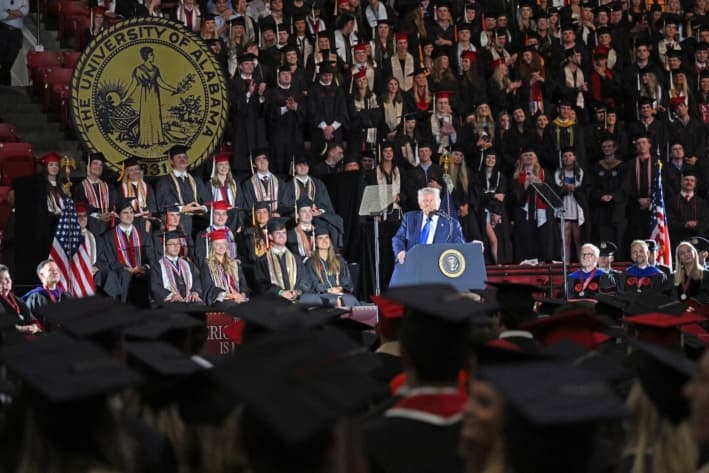 El presidente Donald Trump pronuncia su discurso de graduación en la Universidad de Alabama, en Tuscaloosa, el 1 de mayo de 2025. (Saul Loeb/AFP vía Getty Images)