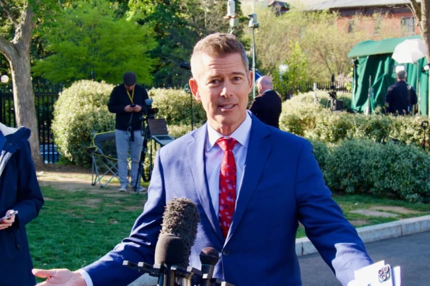 El secretario de Transporte, Sean Duffy, habla con periodistas en la Casa Blanca, en Washington, el 9 de abril de 2025. (Travis Gillmore/The Epoch Times)