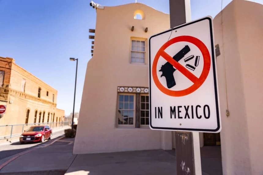 Un cartel que muestra "No hay armas de fuego en México" está afuera de un punto de entrada fronterizo en Naco, AZ, el 5 de marzo de 2025. (John Fredricks/The Epoch Times)