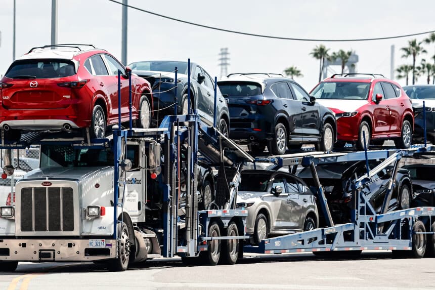 Los nuevos automóviles Mazda salen de una terminal de procesamiento de automóviles en un camión transportador en el puerto de Los Ángeles, en Wilmington (California), el 3 de abril de 2025. (Mario Tama/Getty Images).