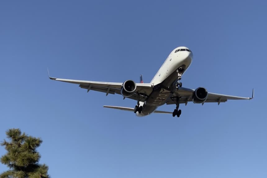 Un avión de Delta se aproxima al Aeropuerto Nacional Ronald Reagan de Washington (DCA) en Arlington, Virginia, el 24 de febrero de 2021. (Daniel Slim/AFP a través de Getty Images).