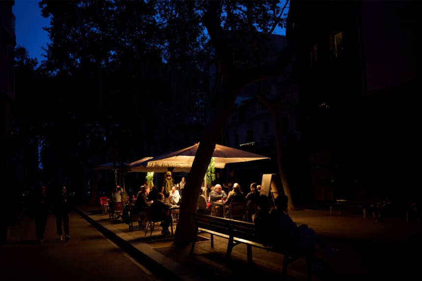 Los clientes cenan en un restaurante iluminado por un generador durante un apagón en Barcelona, España, el 28 de abril de 2025. (Emilio Morenatti/AP Photo).