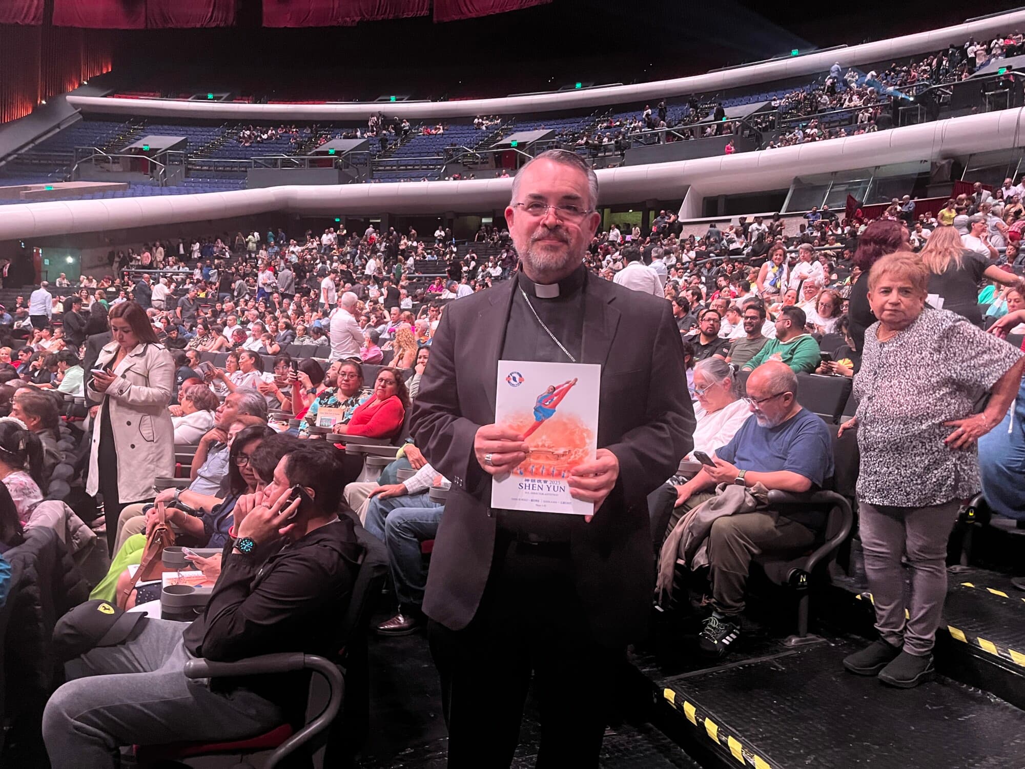 Monseñor Andrés Luis García Jasso, obispo de la Arquidiócesis de México, asiste al espectáculo ShenYun en el Auditorio Nacional de la Ciudad de México (The Epoch Times)