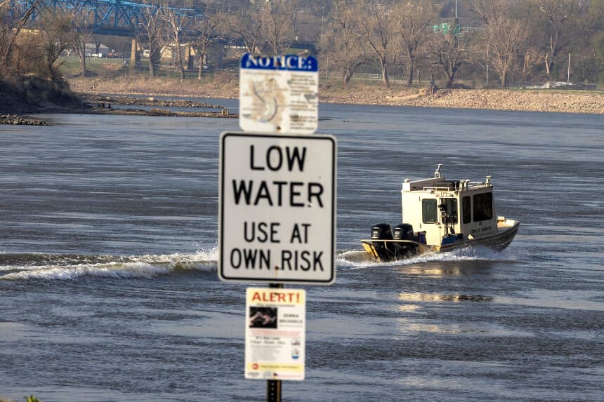 Una embarcación del Cuerpo de Ingenieros del Ejército de los Estados Unidos navega hacia el sur por el río Misuri desde el parque N.P. Dodge, en Omaha (Nebraska), el 16 de abril de 2025. (Chris Machian/Omaha World-Herald vía AP).