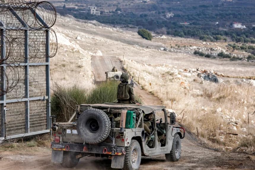 Vehículos Humvee del ejército israelí se desplazan en la zona de amortiguamiento patrullada por la ONU que separa a las fuerzas israelíes y sirias en los Altos del Golán, cerca de la aldea drusa de Majdal Shams, en los Altos del Golán anexados por Israel, el 21 de diciembre de 2024. (Jalaa Marey/AFP vía Getty Images)