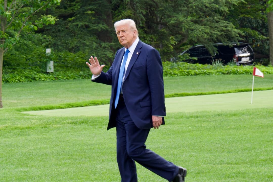 El presidente Donald Trump camina desde la Oficina Oval hasta el Marine One en el jardín sur de la Casa Blanca en Washington, el 1 de mayo de 2025. (Travis Gillmore/The Epoch Times)