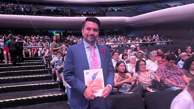 El director creativo de Shen Yun "es un prodigio", dice publicista de Televisa