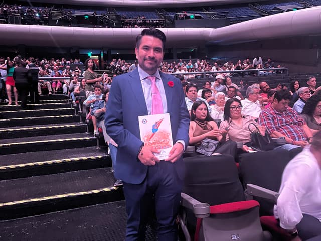 El director creativo de Shen Yun "es un prodigio", dice publicista de Televisa