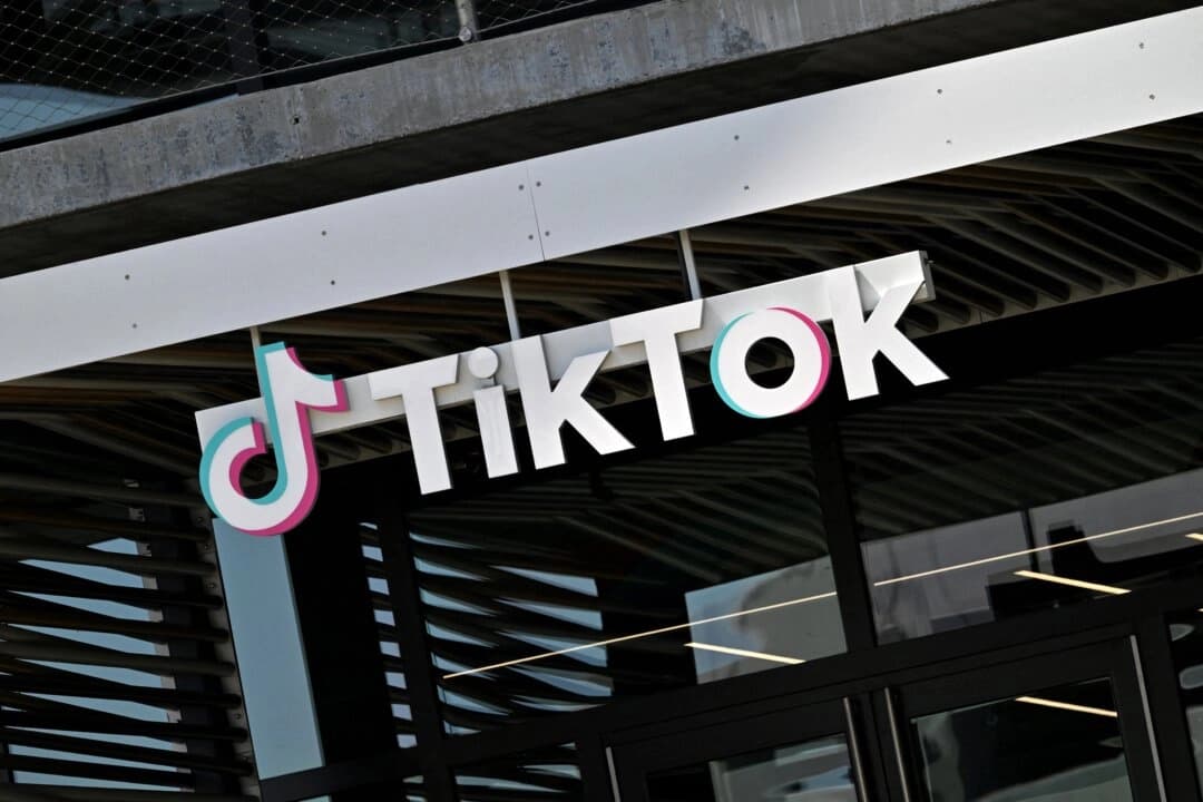El logotipo de TikTok frente a las oficinas de la empresa china de aplicaciones de vídeo en Culver City, California, el 4 de abril de 2025. (Robyn Beck/AFP vía Getty Images)