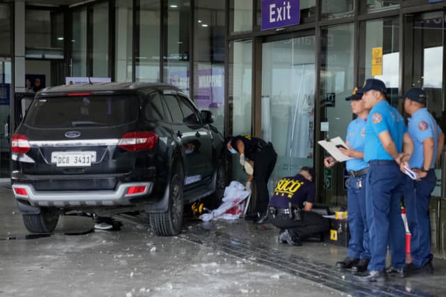 Vehículo se estrella contra entrada del aeropuerto de Manila y mata a 2 personas, incluida una niña