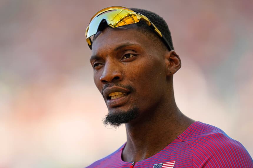 Fred Kerley, de Estados Unidos, reacciona tras terminar la semifinal masculina de 100 metros durante el Campeonato Mundial de Atletismo celebrado en Budapest, Hungría, el 20 de agosto de 2023. (Petr David Josek/AP Photo).