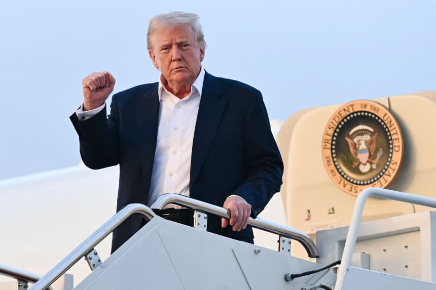 El presidente Donald Trump desembarca del Air Force One a su llegada a la Base Conjunta Andrews en Maryland el 4 de mayo de 2025. (Saul Loeb/AFP a través de Getty Images).