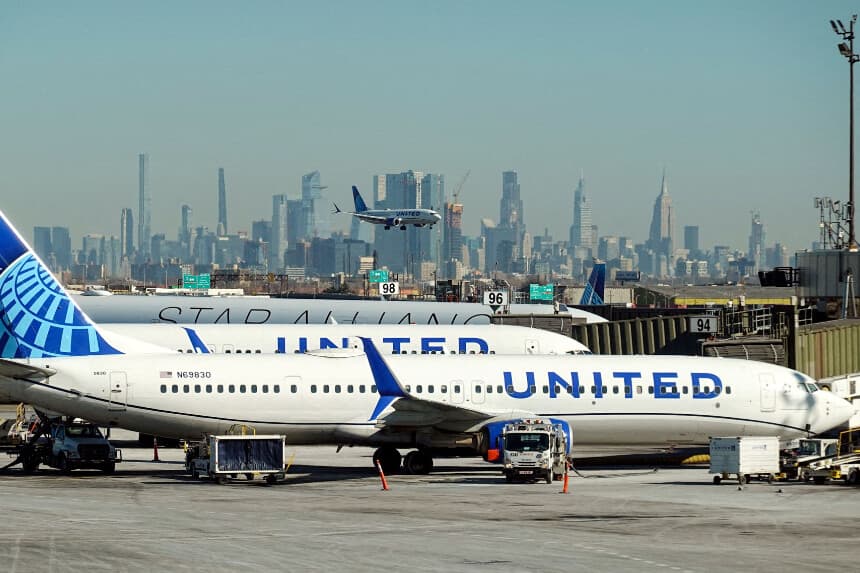 Aviones de United Airlines aterrizan y se preparan para despegar en el Aeropuerto Internacional Newark Liberty, en Newark, Nueva Jersey, el 27 de enero de 2025. (Fabrizio Bensch/Reuters).