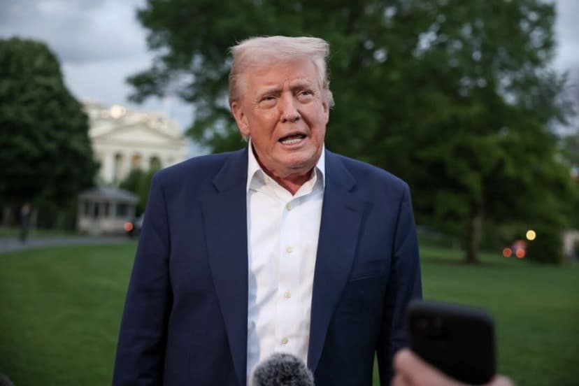 El presidente Donald Trump habla con los periodistas en Washington el 4 de mayo de 2025. (Tasos Katopodis/Getty Images)