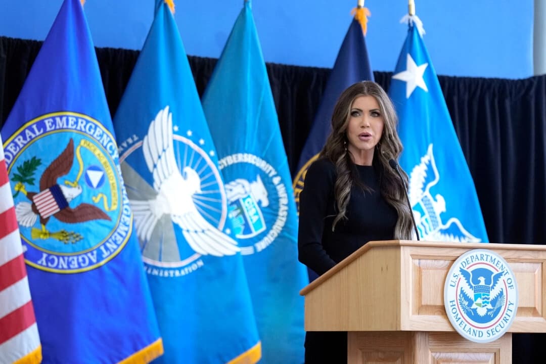 La secretaria de Seguridad Nacional, Kristi Noem, se dirige a los empleados del Departamento de Seguridad Nacional, el martes 28 de enero de 2025, en Washington. (AP Photo/Manuel Balce Ceneta)