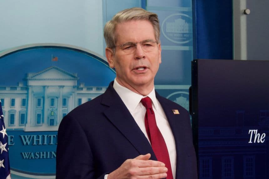 El secretario del Tesoro, Scott Bessent, habla con los periodistas durante una sesión informativa en la Casa Blanca el 29 de abril de 2025. (Travis Gillmore/The Epoch Times)