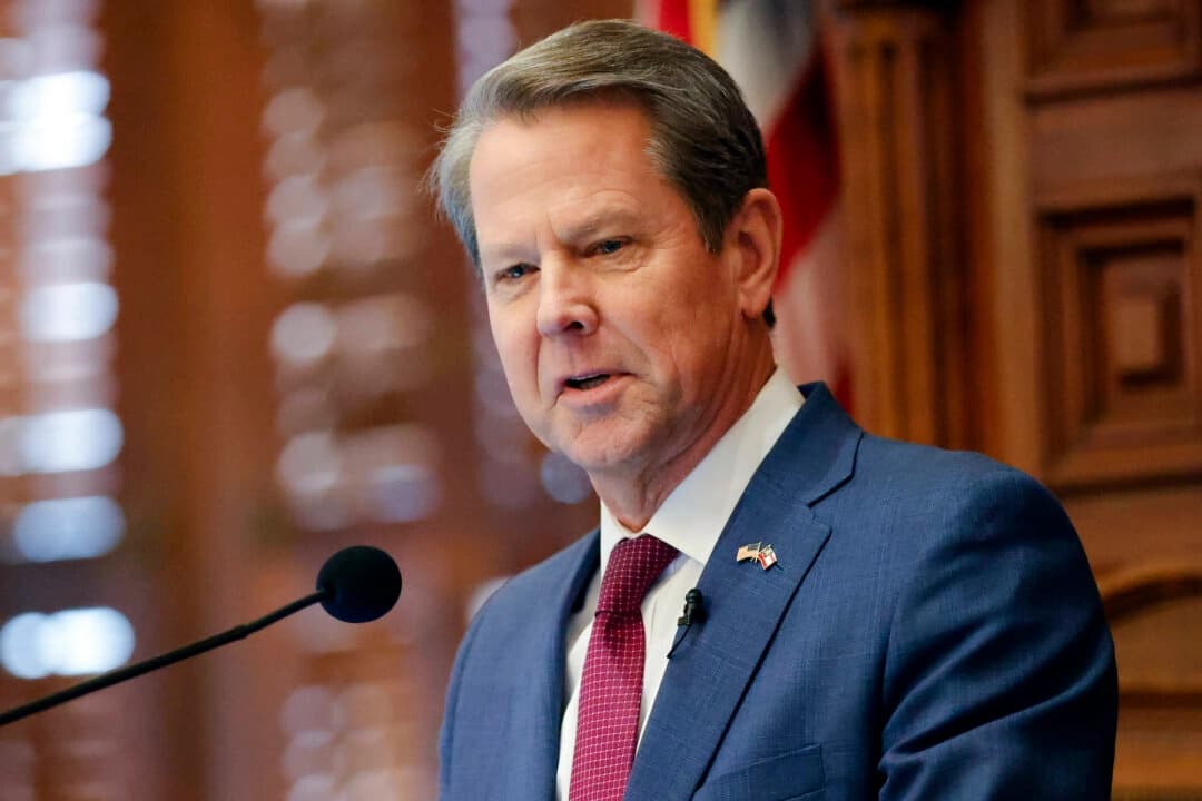 El gobernador de Georgia, Brian Kemp, pronuncia su informe sobre la situación estatal en el pleno de la Cámara del capitolio estatal en Atlanta, Georgia, el 25 de enero de 2023. (Alex Slitz/Foto de AP)