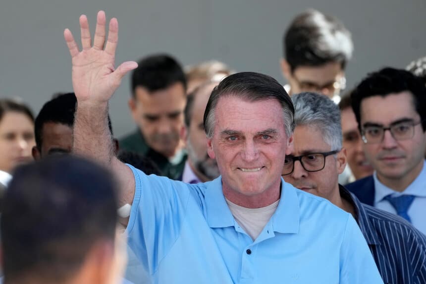 Expresidente brasileño Jair Bolsonaro sale del hospital tras recuperarse de cirugía intestinal