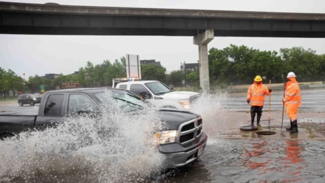 Continua búsqueda de niña desaparecida en inundaciones en Texas, alertan de nuevas tormentas