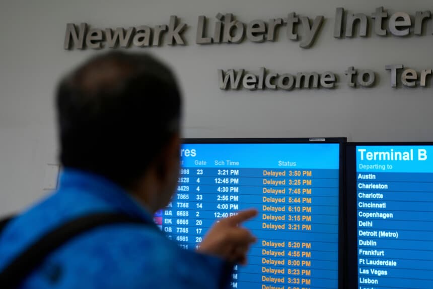 Una pantalla muestra el estado de los vuelos en el Aeropuerto Internacional Newark Liberty, en Newark, Nueva Jersey, el 5 de mayo de 2025. (Seth Wenig/AP Photo).
