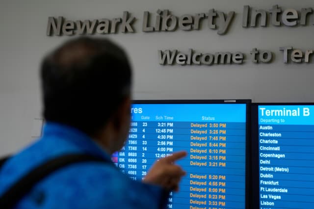 Una pantalla muestra el estado de los vuelos en el Aeropuerto Internacional Newark Liberty, en Newark, Nueva Jersey, el 5 de mayo de 2025. (Seth Wenig/AP Photo).