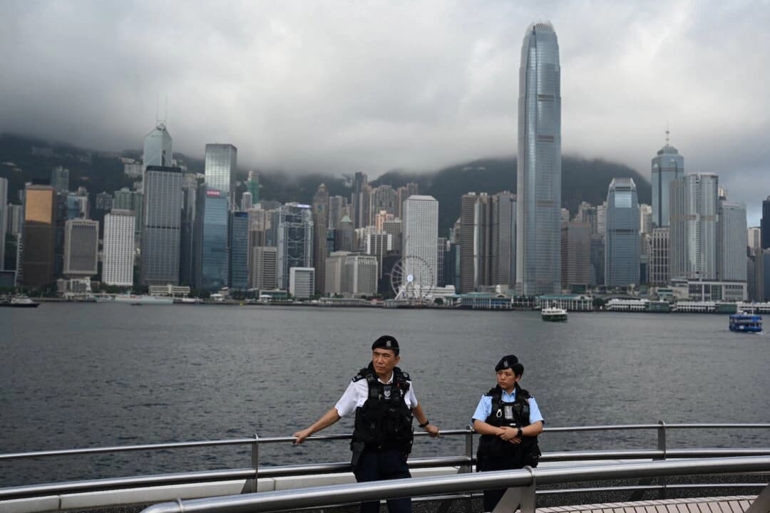 La policía vigila el puerto Victoria de Hong Kong mientras la ciudad celebra el 27.º aniversario de la entrega de Hong Kong por Gran Bretaña a China el 1 de julio de 2024. (Peter Parks/AFP a través de Getty Images)