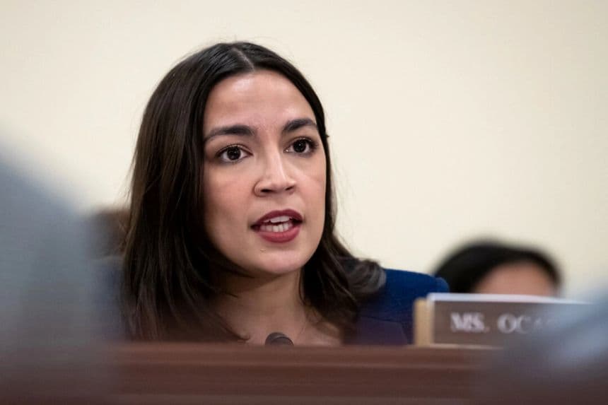 La representante Alexandria Ocasio-Cortez (D-N.Y.) habla durante una mesa redonda sobre la ética de la Corte Suprema organizada por los demócratas del Comité de Supervisión de la Cámara de Representantes en Washington el 11 de junio de 2024. (Allison Bailey/Middle East Images vía AFP/Getty Images)