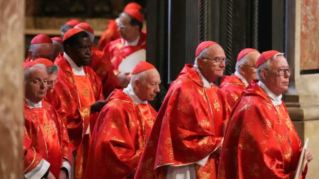 Cardenales se reúnen en cónclave para elegir nuevo papa