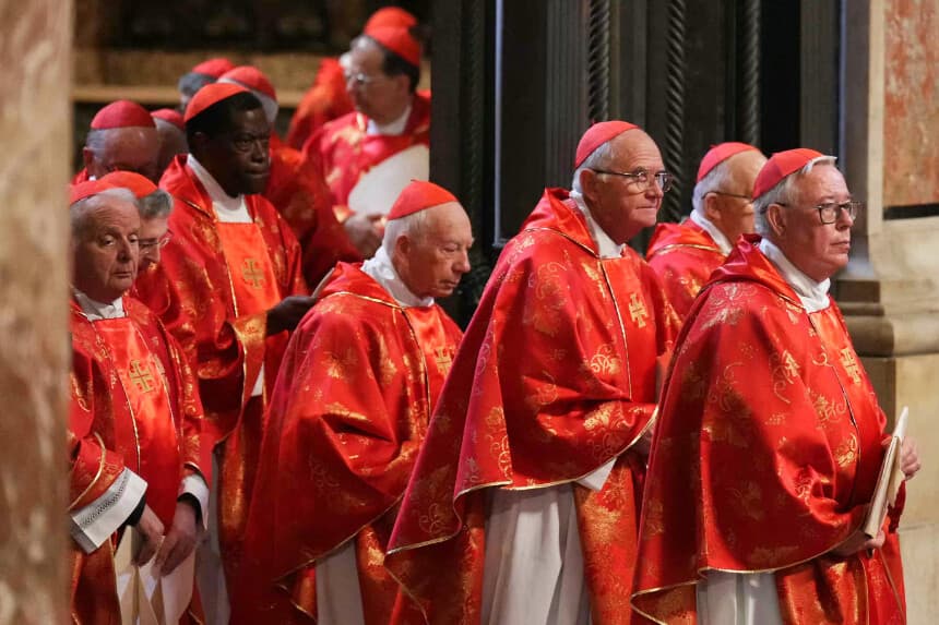 Los cardenales asisten a una misa para la elección del sumo pontífice, antes del inicio del cónclave, en la basílica de San Pedro, en el Vaticano, el 7 de mayo de 2025. (Dimitar Dilkoff/AFP a través de Getty Images).