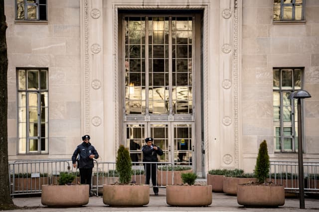 Mujer en California usó credenciales médicas para vender pastillas y falsificar documentos migratorios